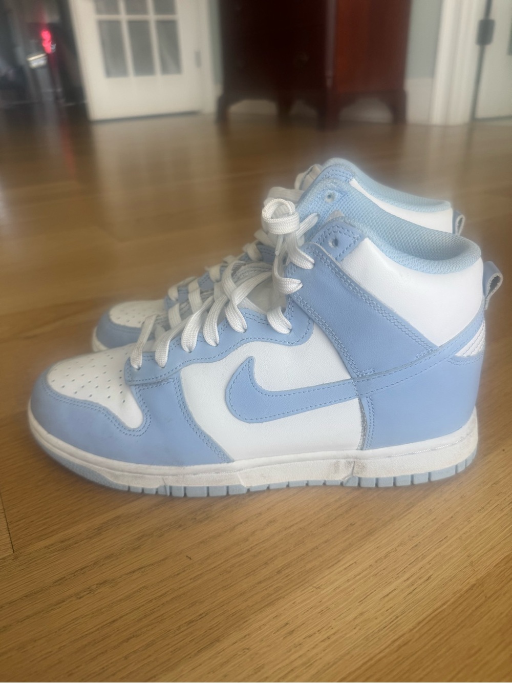 Nike High-Top Sneakers in White and Light Blue 8,5
